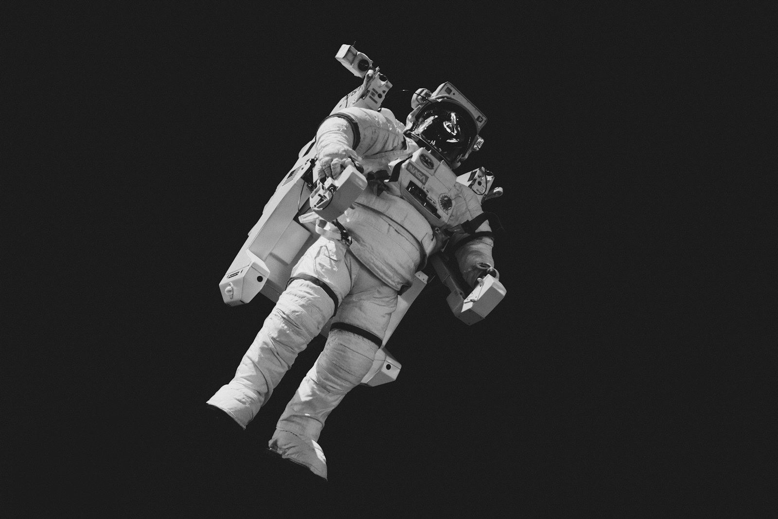 Astronauta en el espacio, imagen de portada de Lunar Agency, agencia creativa en Guadalajara